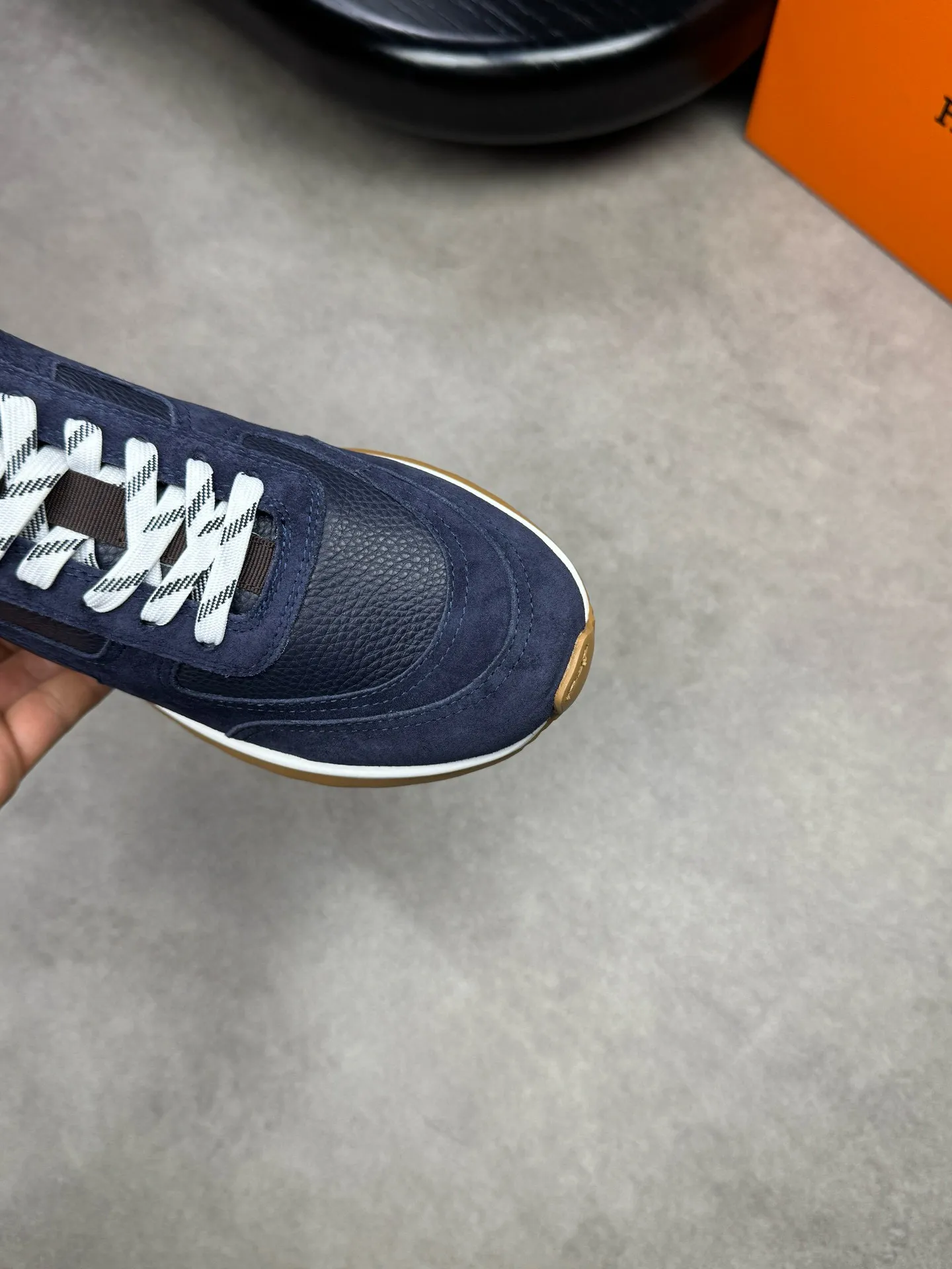 [HERMES] Hermes men's shoes 💰: 800💰 - High-end quality original items 🔍🔍🔍 casual sports shoes - Upper: 🔝 pebbled calfskin, suede calfskin, shoe body forged ´H´ totem, tongue webbing injection molded brand logo - Lining: brand canvas, foot pads; water-dyed cowhide -Outsole: Ultra-light T men's shoes 💰U foam; two-color molded outsole -Ultra-high quality control and fine workmanship: highlighted (high-end, extravagance, grade) -Size: 38-44 (45, can be customized)